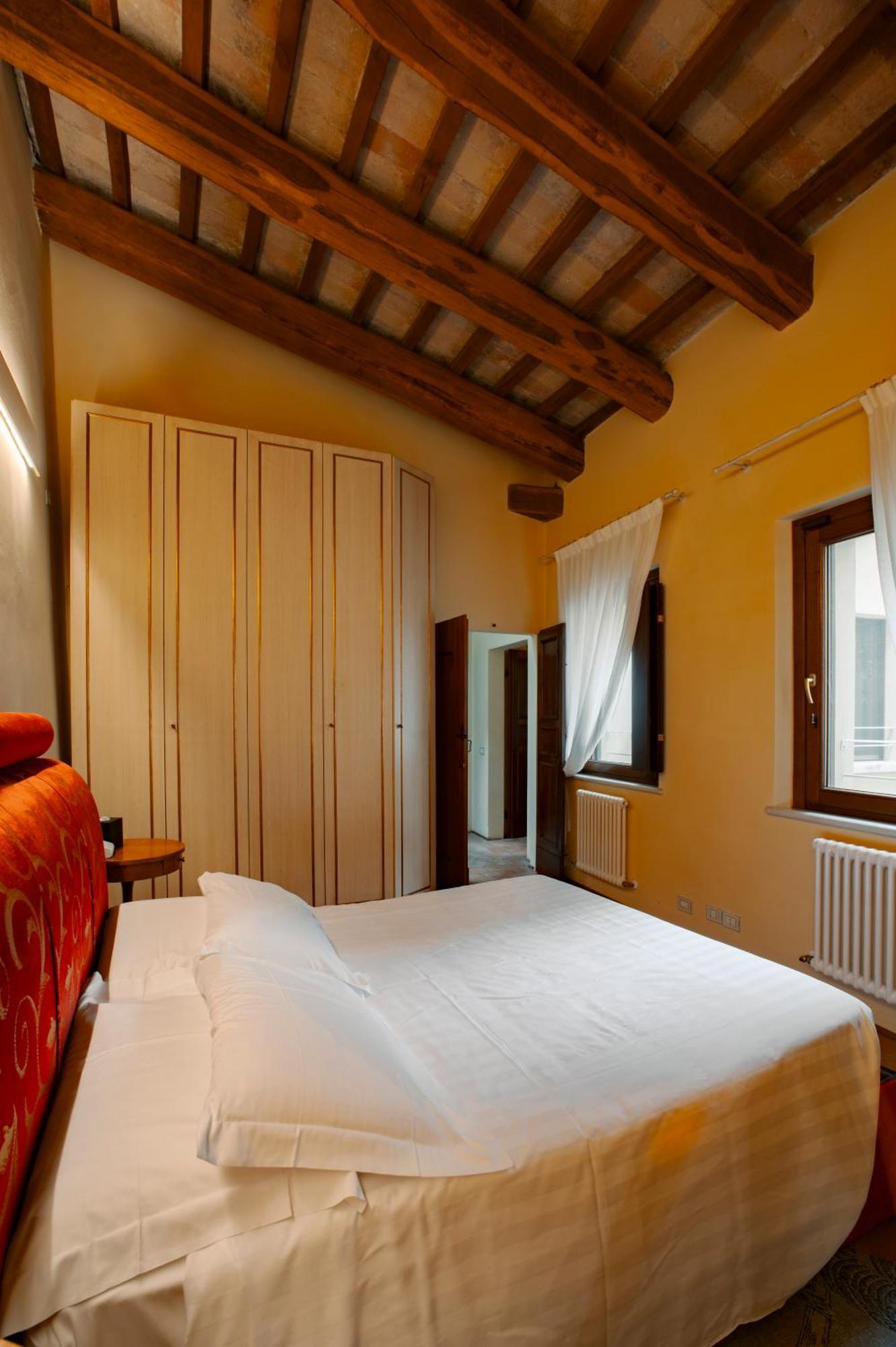 Urbino Apartments - Palazzo Paltroni Studio Eksteriør billede